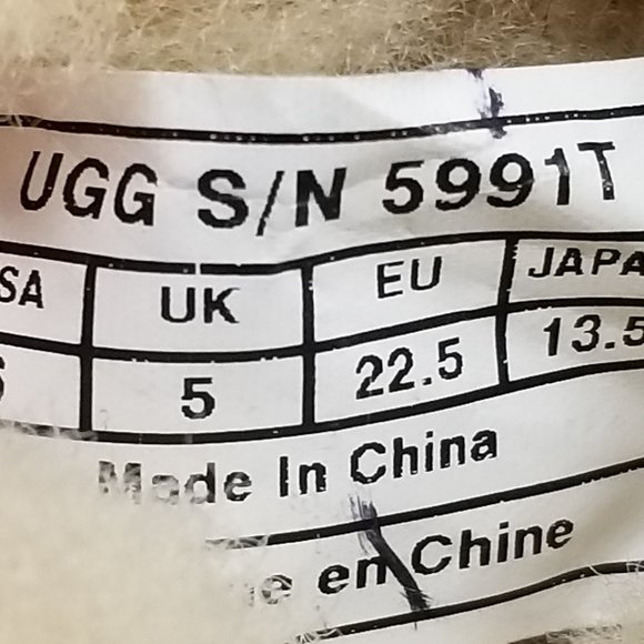 UGG Bailey Button II Kids Boot, Tan Suede, Toddlers Size 6 US / 22.5 - Picture 13 of 13